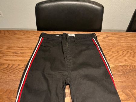 Schwarze Damenjeans mit roten  weissen Streifen Gr. 38