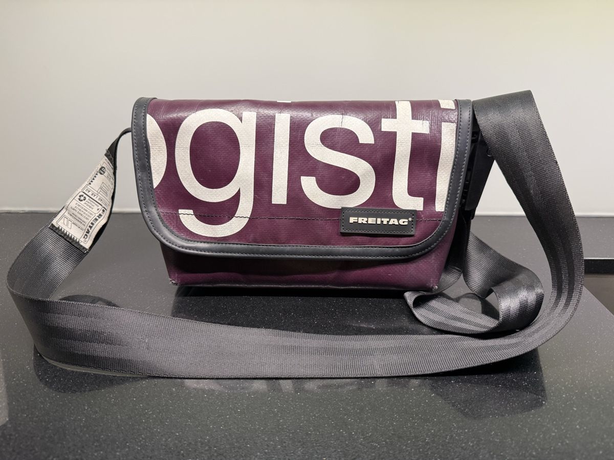 Freitag Altro in  Abbigliamento & Accessori: FREITAG vintage viola, modello G5.1 – Usato da Cadenazzo venduto da Taty77