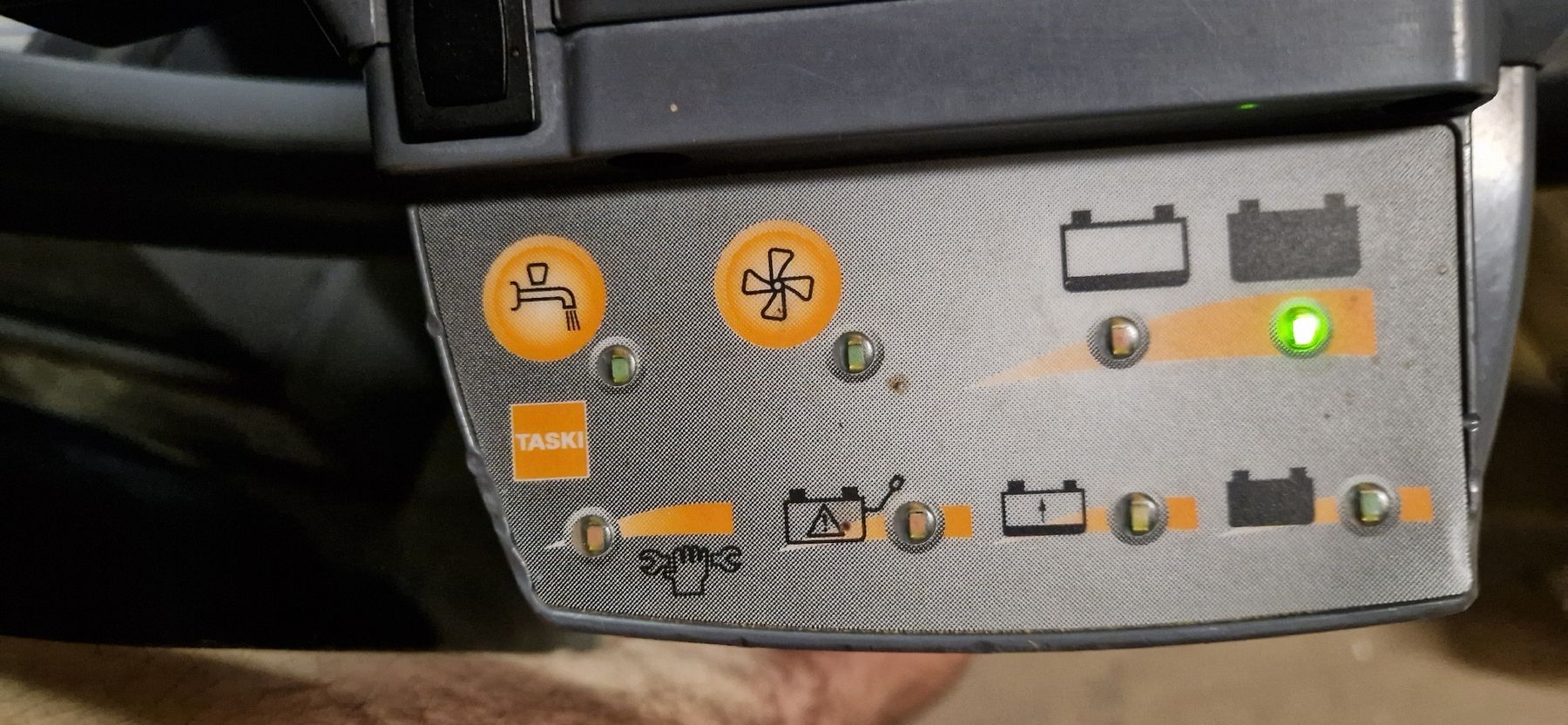 Tutte le macchine: TASKI Swingo 450B Scheuersaugmaschine mit Batterien – Difettoso da Niederlenz venduto da scotti2000 3