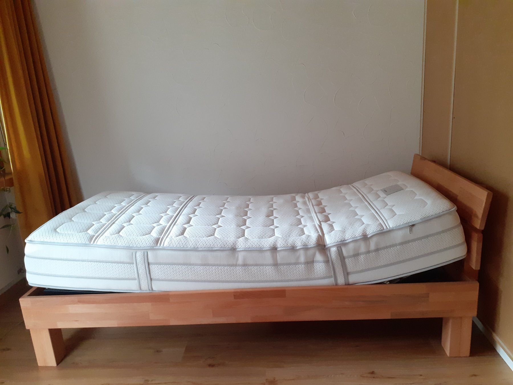 Livique Lits: Neuwertiges Einzelbett Holz mit Comfortmatratze – D'occasion à Valens par kob_9ycf 7