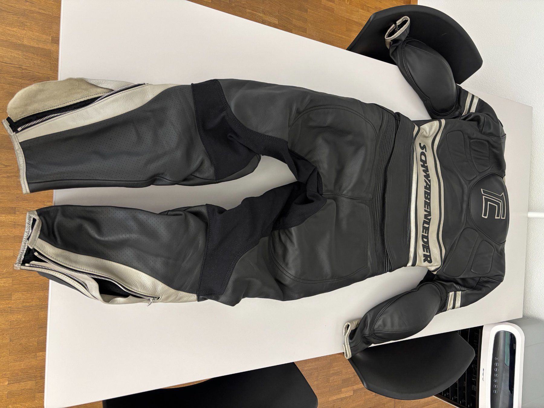 Held Anzüge & Kostüme: Combinaison de moto en cuir noir, taille 44, parfait état – Neu (gemäss Beschreibung) aus Stans von dem_8w8j 1
