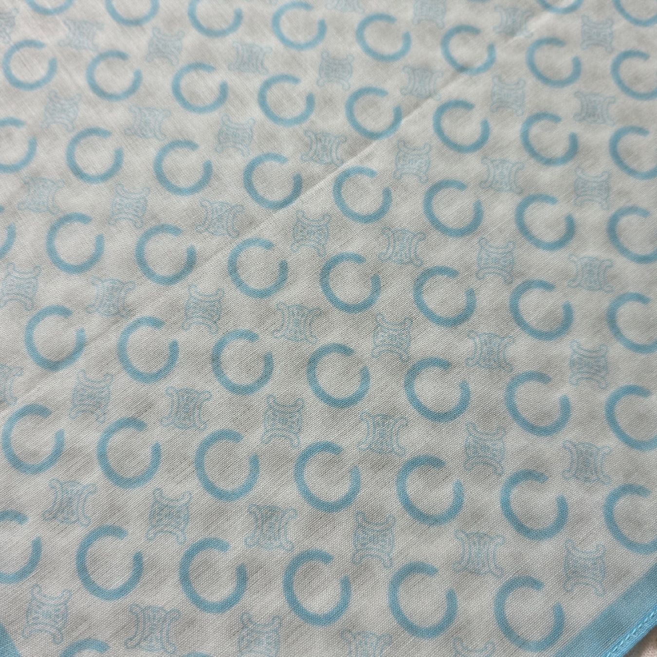 Celine Foulard & Sciarpe: Céline Tuch 48x48 cm – Hellblaues Monogramm – Nuovo (secondo la descrizione) da Zürich venduto da LIMAR 4