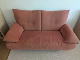 Rotes 2-er Sofa
