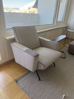 Fauteuil design en tissu gris pieds en métal noir 