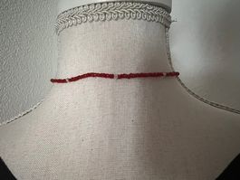 Eine schöne Halskette mit natürliche Korallen.