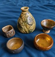 Keramik Karaffe  ( sake ) und 4 Schalen Handarbeit alt