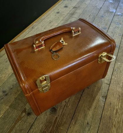 Vanity case   Exklusiver Kosmetikkoffer aus Leder. 31x21x20