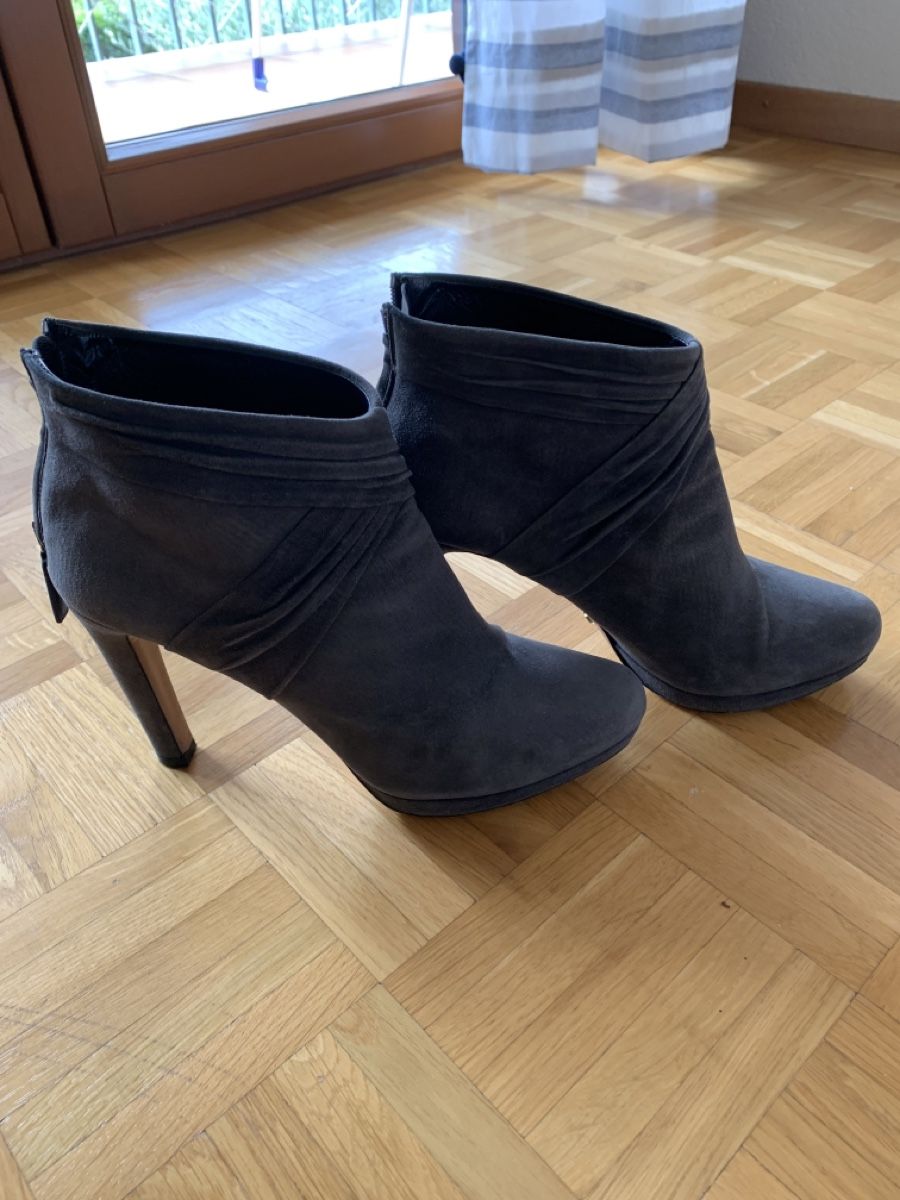 Prada Chaussures femmes: PRADA women’s boots size 39.5 – D'occasion à La Croix de Rozon par chr_f5wy 3