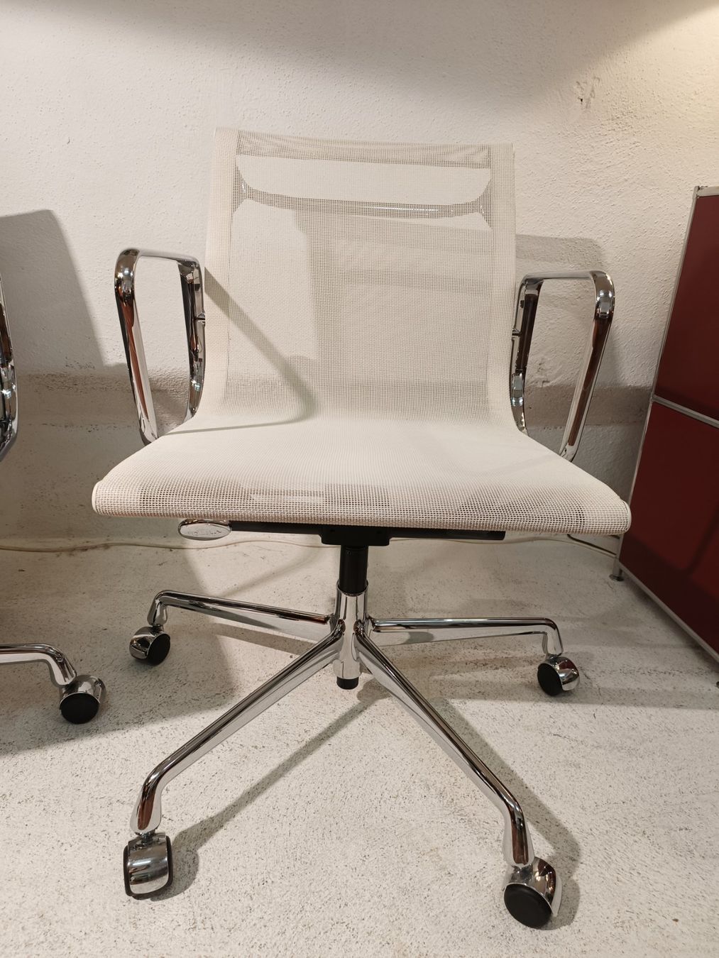 Sedie: Vitra Eames Aluchair EA 117 Netz weiss – Usato da Winterthur venduto da style-and-design.zrh 6