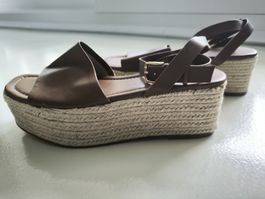 Neue Zara Plateau-Sandalen aus braunem Leder, Größe 39