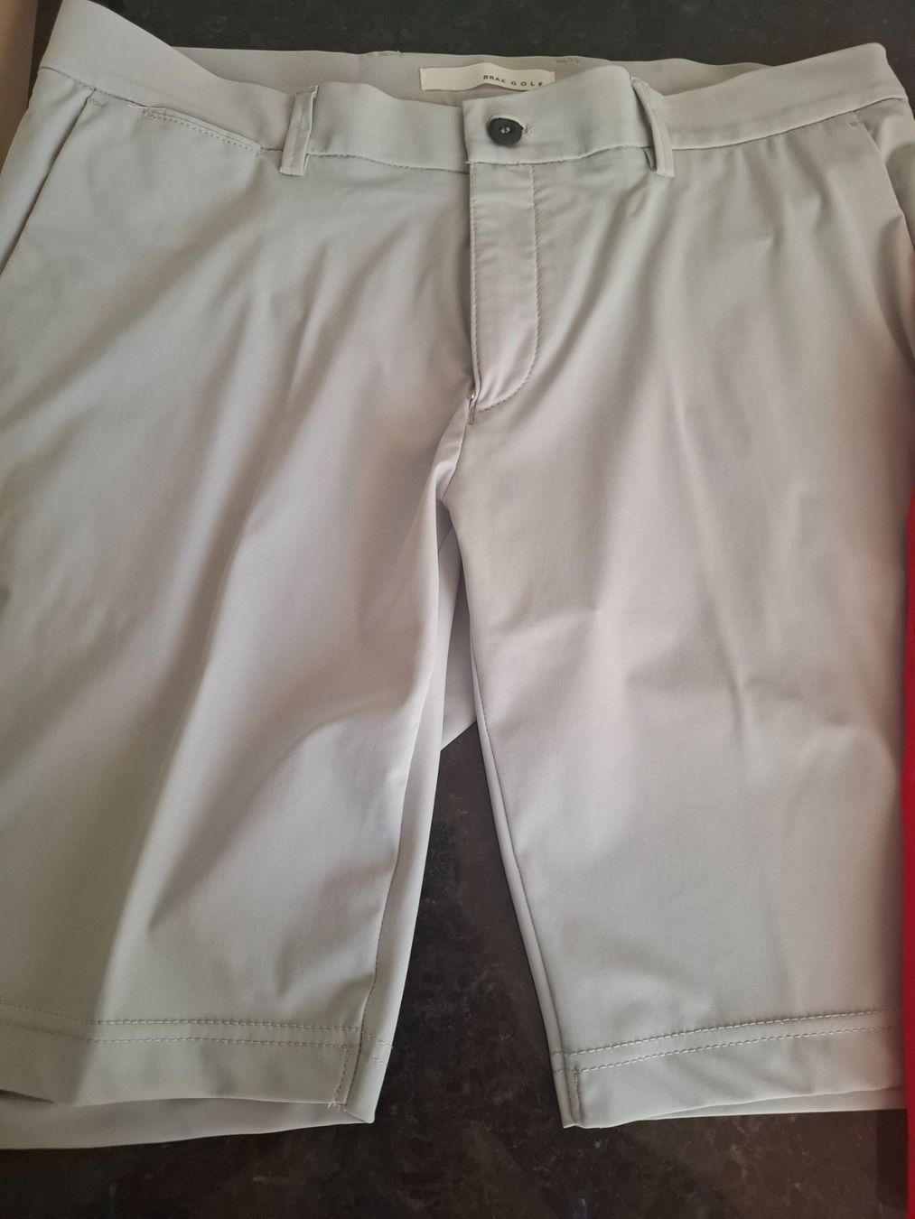 Brax Pantaloni: BRAX Golfshorts in rot und dunkelgrau – Usato da Freienstein venduto da Flyfish3 3