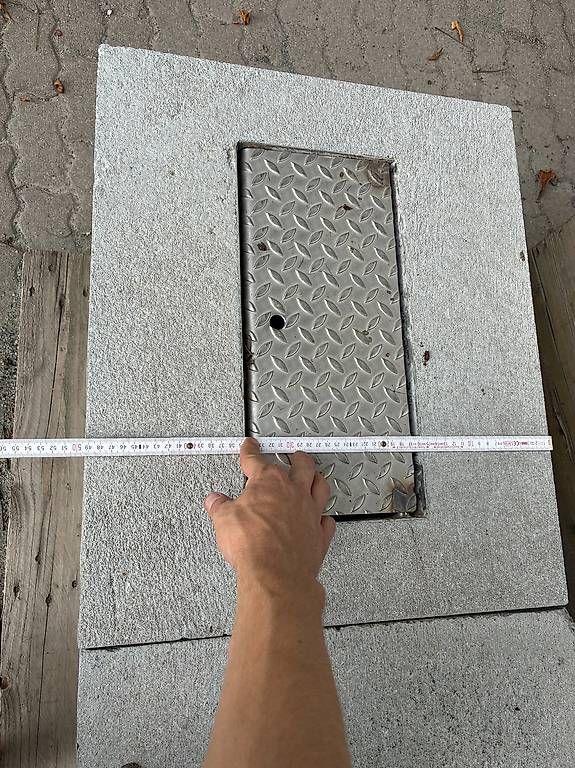 Rivestimenti per pavimenti: 15 Stk. Betonplatten mit Abwurfdeckel – Usato da Rodels venduto da Schmaetti12 2