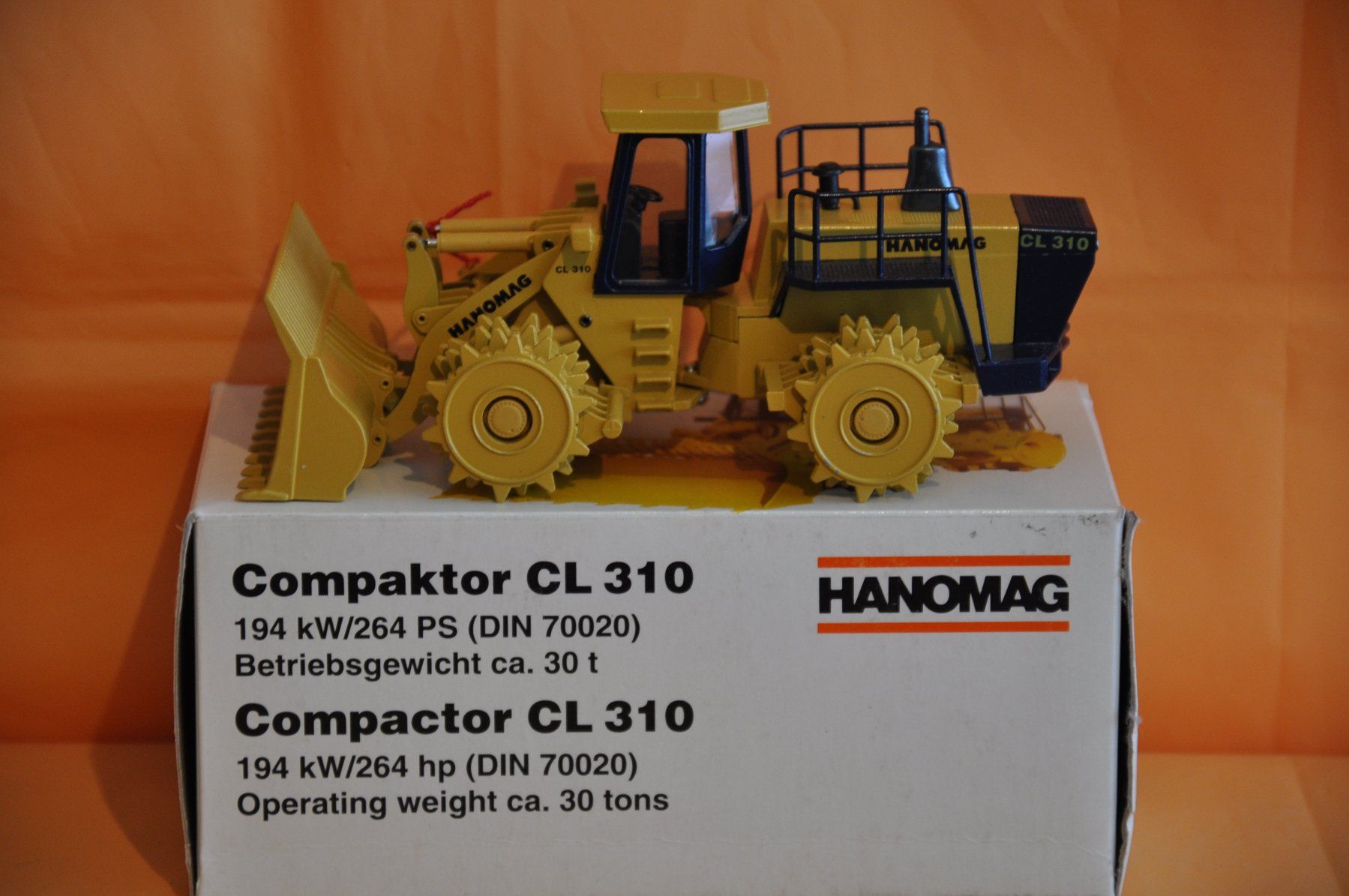 Conrad Kit di modellismo & Modellini statici: HANOMAG CL 310 Compaktor – Nuovo (secondo la descrizione) da Mitlödi venduto da worker04 2