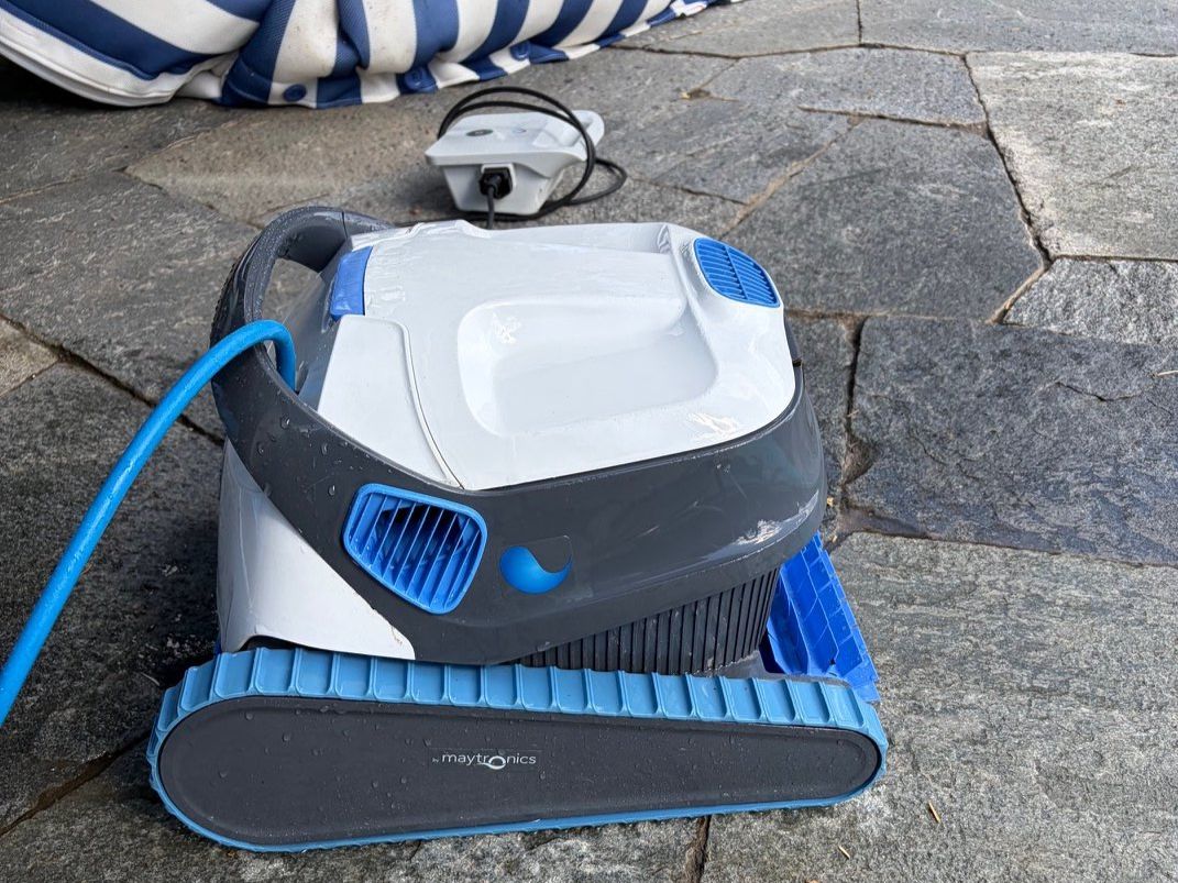 Dolphin Accessori per Piscine: Poolroboter Dolphin S200 – Usato da Solothurn venduto da Stemar00 4