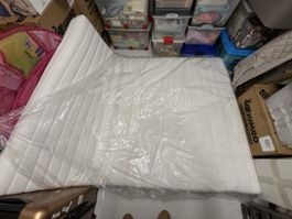 Matratze 140x200 weiss mit Gebrauchsspuren in gutem Zustand