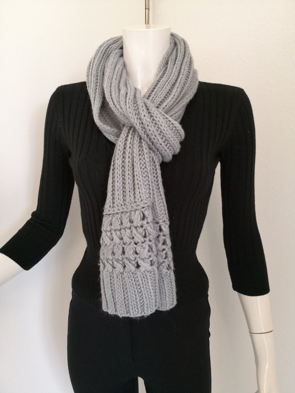 Foulard & Sciarpe: 🤩STRICK-SCHAL HELLGRAU MIT MUSTER – Usato da Olten venduto da Naja-Twins-Twins