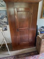 Schrank aus dunklem Holz - antik