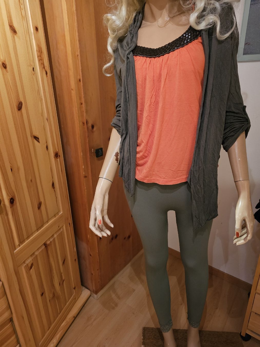 Lotti di vestiti: 3 er Set Top mit Leggins und Jäckli – Usato da Ferden venduto da jemyce
