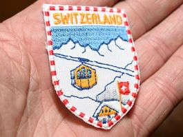VINTAGE Badge SWITZERLAND - ST. GALLER STICKEREI gold KLEIN