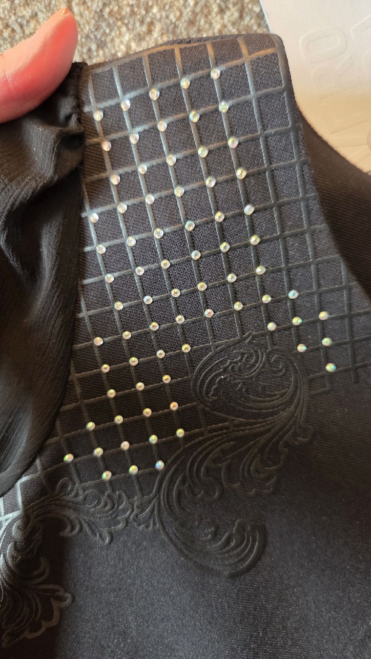 Chemisiers: Schwarze Bluse mit Strasssteinen – Neuf avec emballage d'origine à Zug par opo_cy5d 2