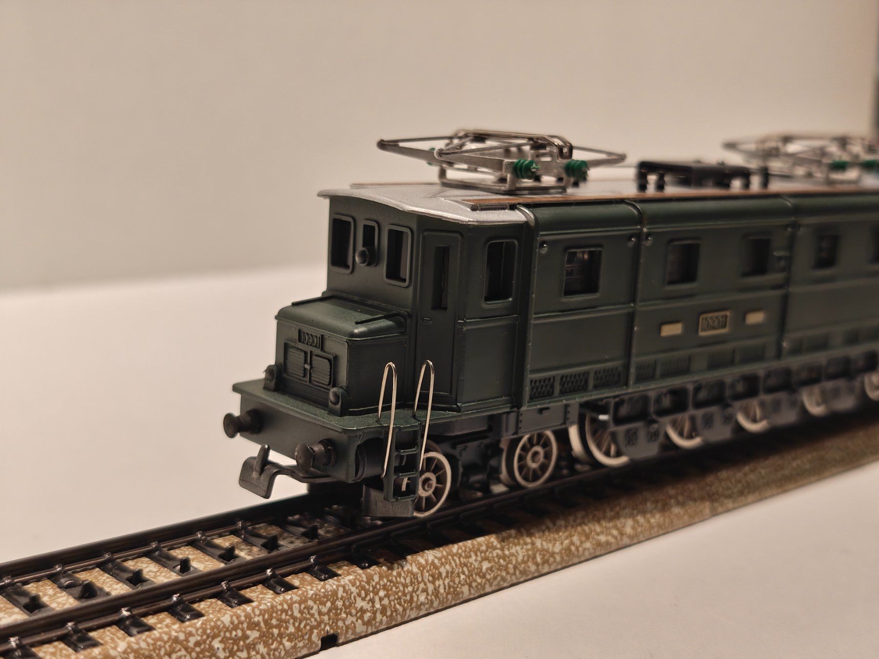 Hag Modellini di ferrovie: Hag Nr. 140 Ae 4/7 SBB – Usato da Braunau venduto da Homersimpson 3