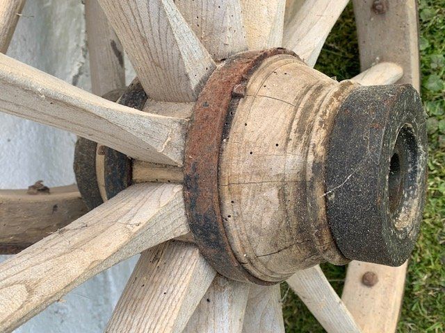 Pneumatici & Ruote complete: 2 alte, gleichgrosse Wagenräder – Usato da Gundetswil venduto da Egro100 1