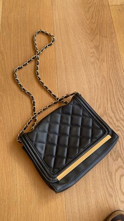 Handtasche Schwarz mit Goldkette