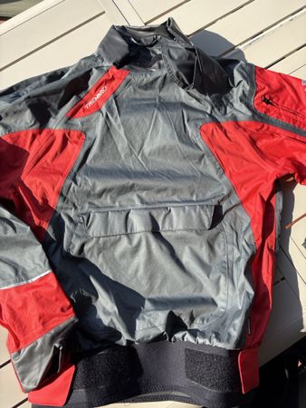 Veste coupe vent pour sport sur l’eau 