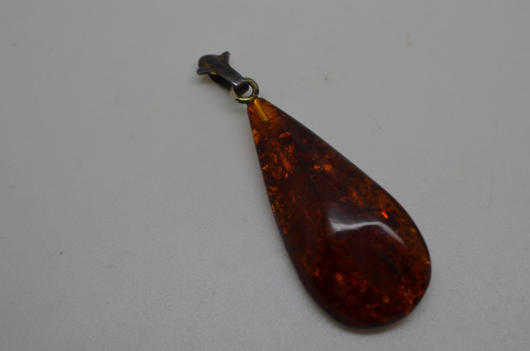 Ciondoli: Un pendentif en Ambre? – Usato da La Croix (Lutry) venduto da OMEGA07