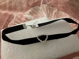 Schwarzes Choker Halsband mit Glitzerherz synth. Zirkonia,