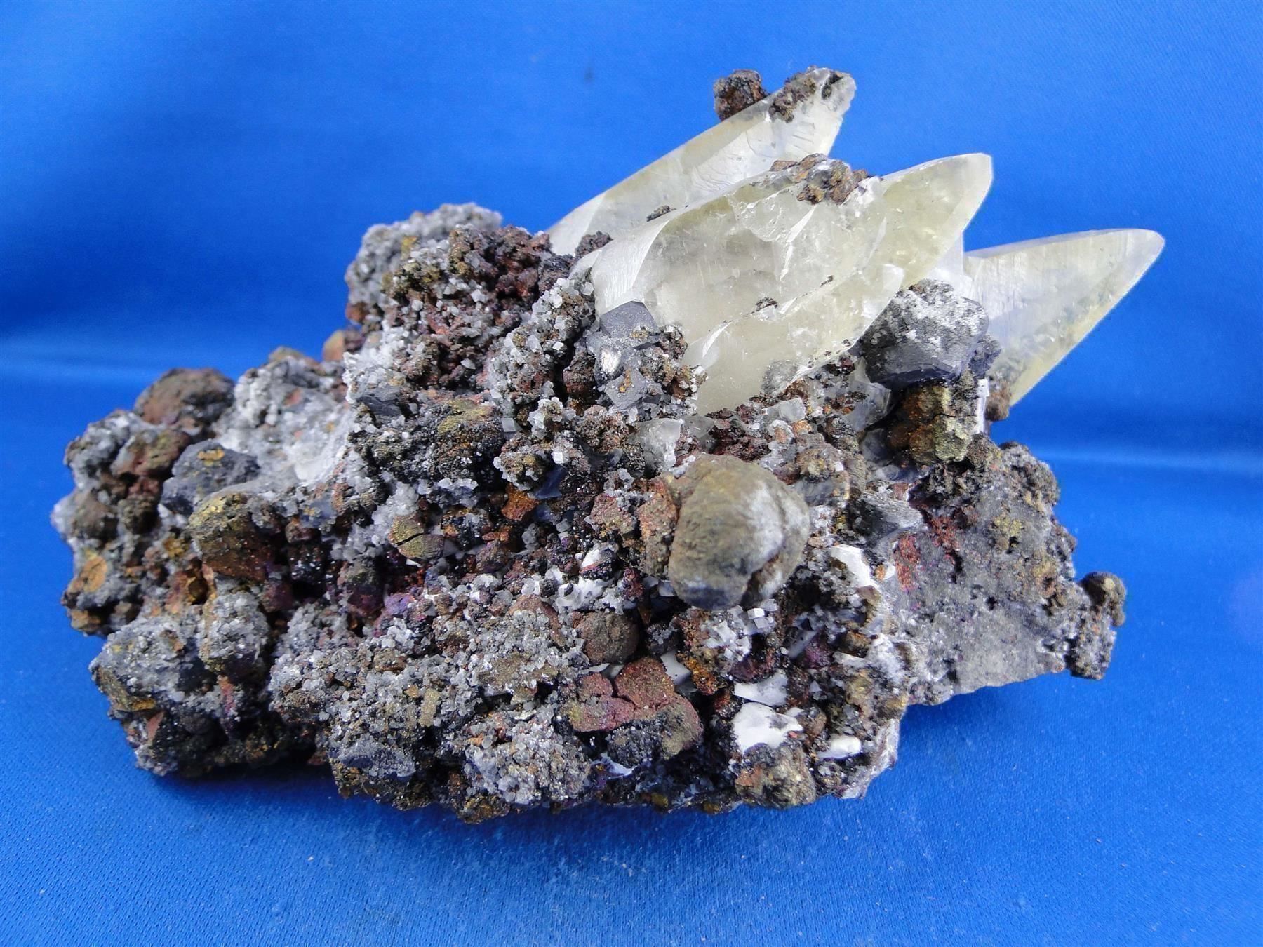 Minerali & Pietre curative: Calcit mit Chalkopyrit und Galena – Usato da Schinznach Bad venduto da Demerald 3