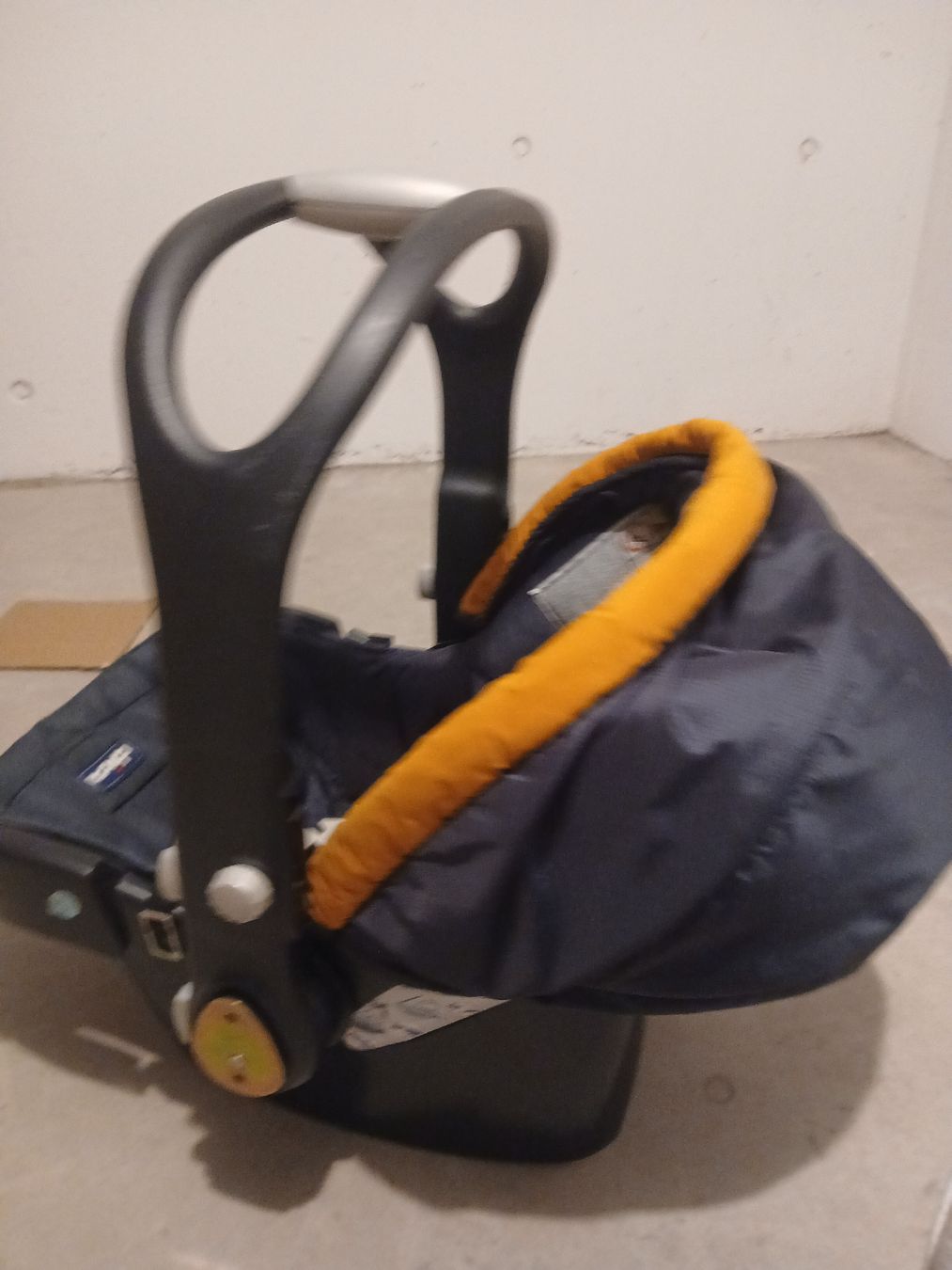 Chicco Seggiolini per auto: Chicco Autositz Babyschale – Usato da Niederrohrdorf venduto da Sabrina1041 1