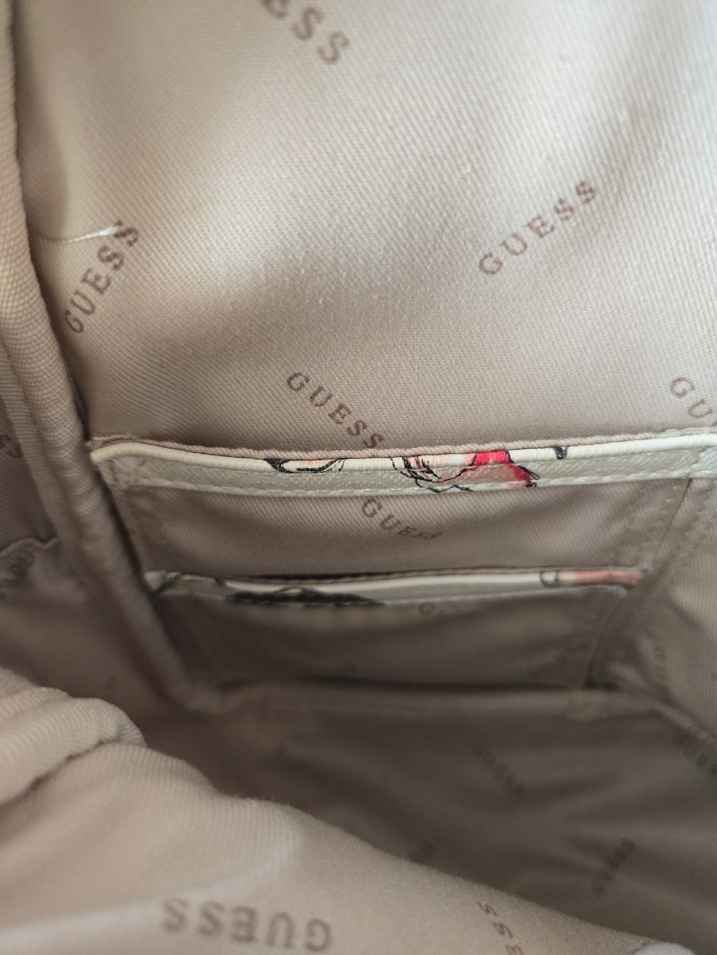 Guess Rucksäcke: Rucksack Guess – Gebraucht aus Wolfwil von chipsyyy 4