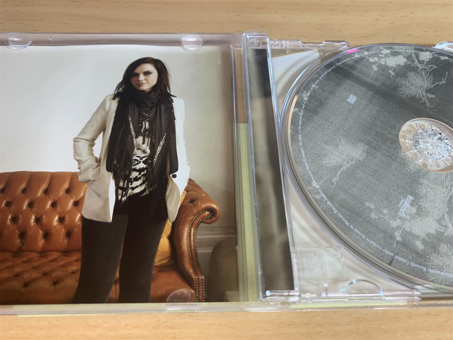 CD: Amy MacDonald – A Curious Thing – Usato da Rikon im Tösstal venduto da Alpenmutz 2