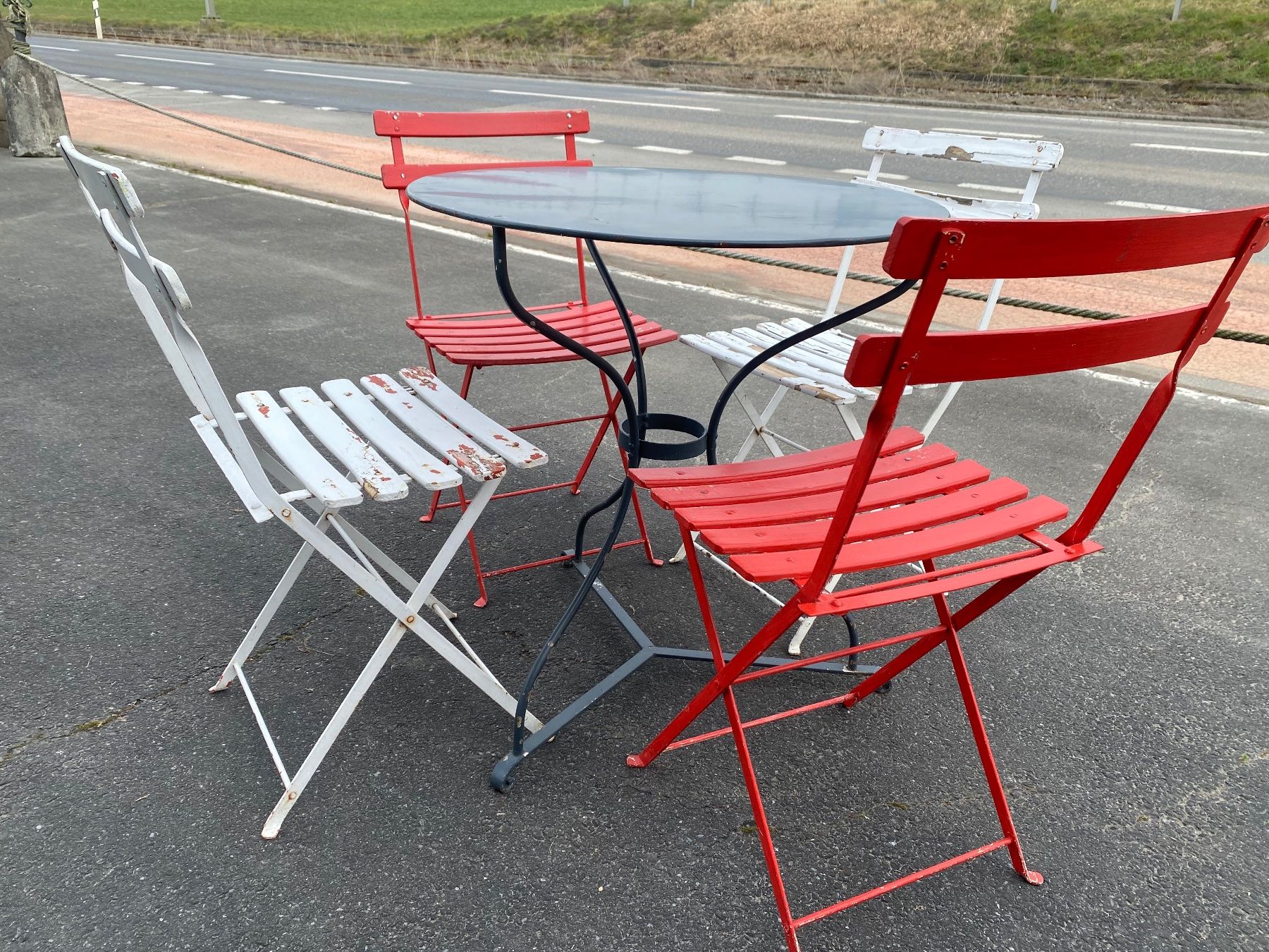 Tischset: Alter Bistrotisch mit 4 Stühlen, Balkon Set, Klappbar – Gebraucht aus Ballwil von ClassicGallery 3
