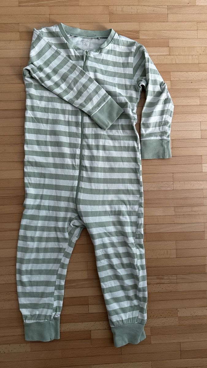 Pyjamas: Kinder Strampler gestreift Grösse 104 – D'occasion à Zürich par KrisZH
