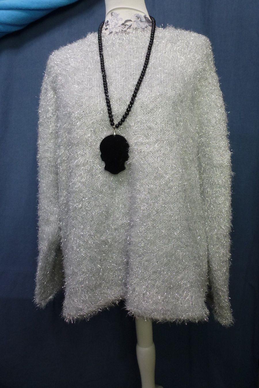 Maglioni & Felpe: PULLOVER IN SILBER FRANSENPULLOVER KRATZT NICHT GR XL WEIT – Nuovo (secondo la descrizione) da Kreuzlingen venduto da ang_7k8d 1