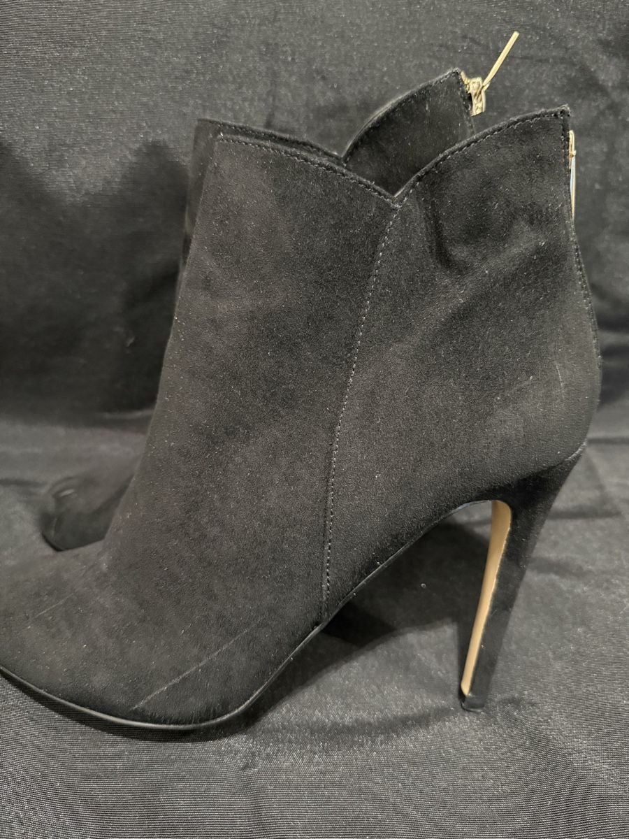 Damenschuhe: Une paire de bottines en daim noir – Gebraucht aus Vernier von ley_yqh9 2