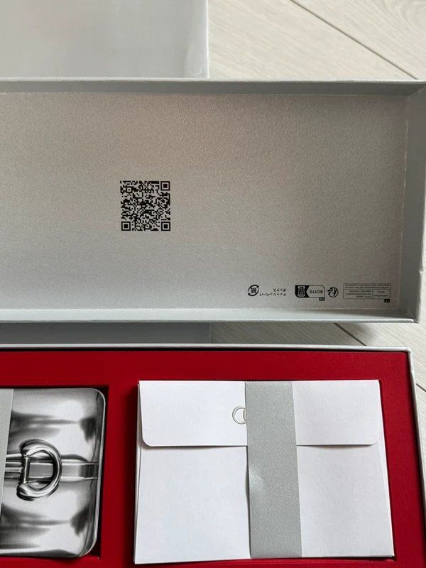 Alle Dekorationen: Gucci Grußkartenbox für Feiertage – Neu und originalverpackt aus Auw von Neo_z2rq 1