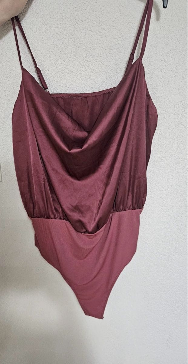 Top: Eleganter bordeauxfarbener Body. – Nuovo (secondo la descrizione) da Kreuzlingen venduto da Lore2000 1