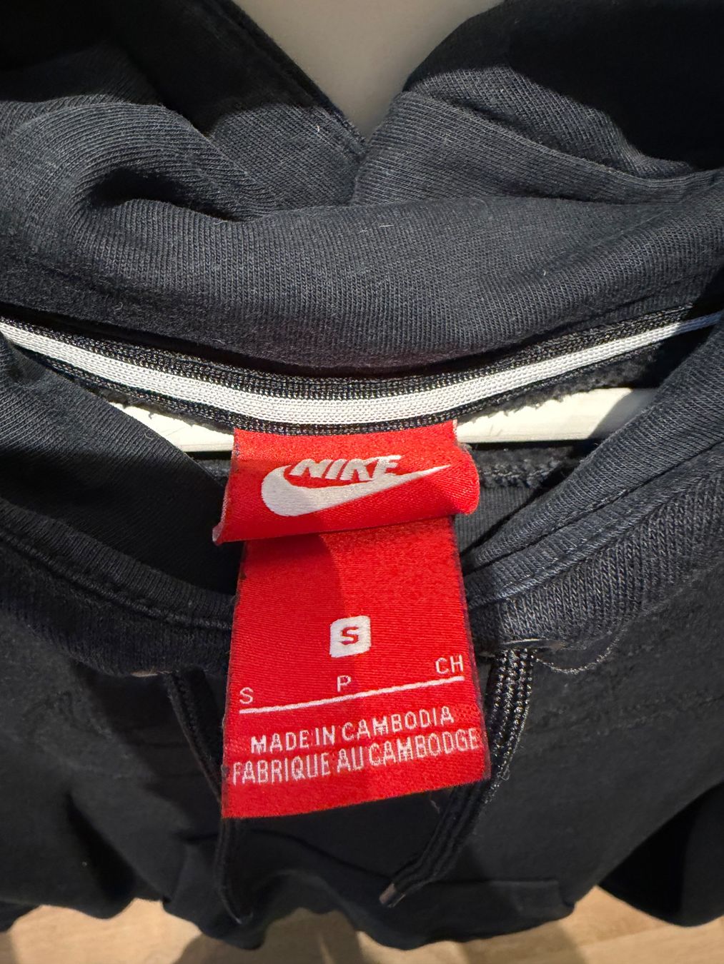 Nike Maglioni & Felpe: Nike Kapuzenpullover schwarz Grösse S – Usato da Emmenbrücke venduto da jouiii 2