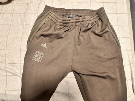 Adidas Joggers Size M - Stylish and Comfortable Trousers