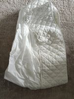 Tour de lit de bébé IKEA blanc avec un motif matelassé
