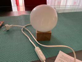 Nachttischlampe Kugelform mit Holzsockel gebraucht