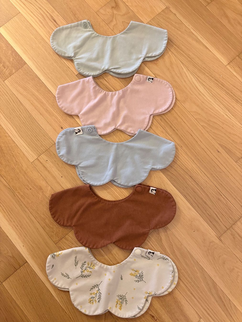 Pasti del neonato: 5 Cloud-Shaped Baby Bibs - Kony – Usato da Meyrin venduto da yej_w8lz