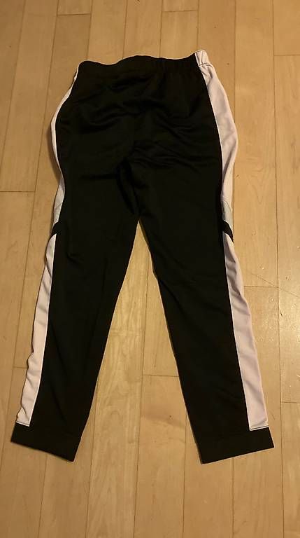 Nike Pantaloni: Zweiteiliger Nike Trainer Gr. 146-152 – Usato da Schwerzenbach venduto da lith7 1
