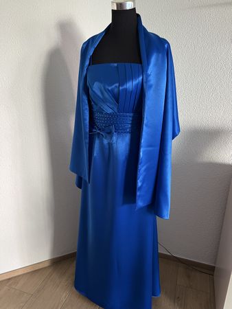 Abendkleid blau mit Stola. Nach Mass geschneidert.