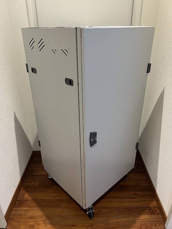 Racks & Cavalletti: Netzwerkschrank (19") von Schneider Electric – Usato da Trimbach venduto da mdc70 1