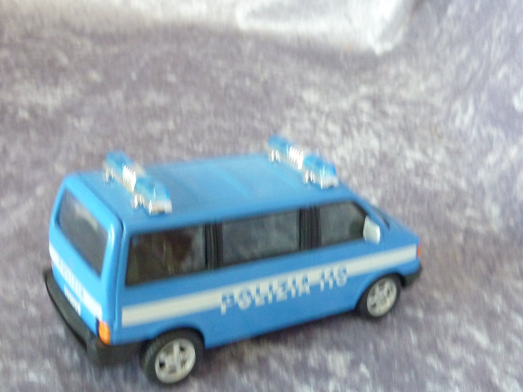 Volkswagen Modellautos: VW Bus T4 Policia 113  1:43 – Gebraucht aus Dürrenäsch von modellautos4you 3