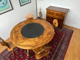 Antiker Tisch mit 4 Stabellen, Kommode und Teppich.